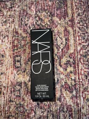 NARS Pure Radiant Tinted Moisturizer - shade Groenland (light 3)